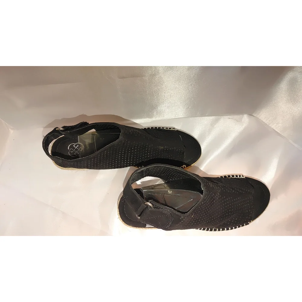 Daisy Fuentes Rory Peep Toe. Wedge Size 10M